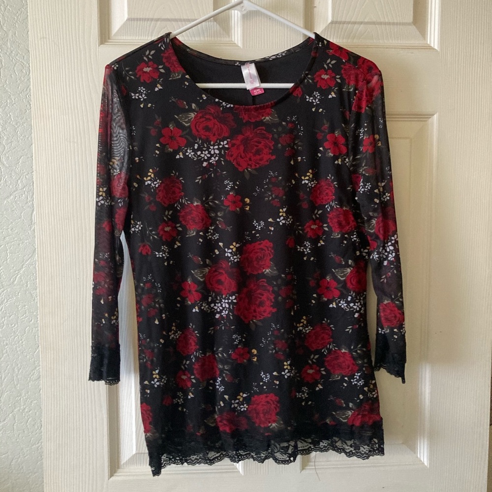 🔥5 for $25🔥 Black and Red Rose Blouse
